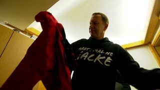 Lars Eigenbrodt beim Sortieren der Winterjacken. Am 9. November sollen die gesammelten Winterjacken in Stuttgart an bedürftige Menschen verteilt werden.