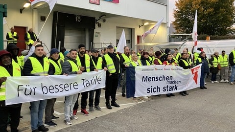 Beschäftigte streiken vor der Produktion des Lebkuchenherstellers Weiss in Neu-Ulm für mehr Geld. 