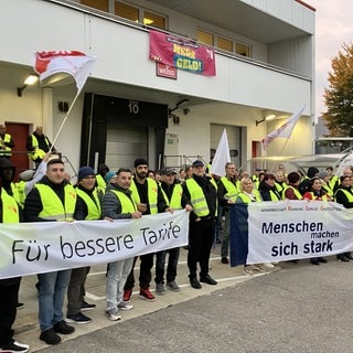 Beschäftigte streiken vor der Produktion des Lebkuchenherstellers Weiss in Neu-Ulm für mehr Geld. 