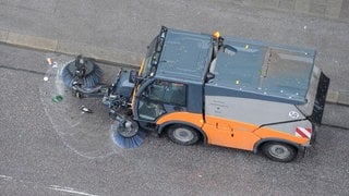 Ein 29-Jähriger aus Ulm hat am frühen Montagmorgen in München eine orangene Kehrmaschine  gestohlen, ist damit durch die Innenstadt gefahren und schließlich mit einem Polizeiauto kollidiert. (Symbolbild)