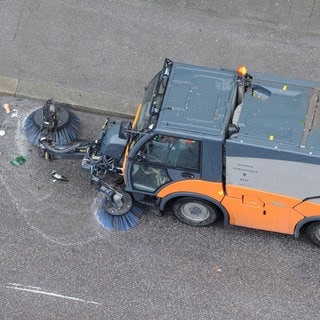 Ein 29-Jähriger aus Ulm hat am frühen Montagmorgen in München eine orangene Kehrmaschine  gestohlen, ist damit durch die Innenstadt gefahren und schließlich mit einem Polizeiauto kollidiert. (Symbolbild)