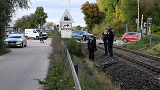 Ein Fahrrad liegt nach dem tödlichen Unfall auf Bahngleisen im Neu-Ulmer Stadtteil Schwaighofen