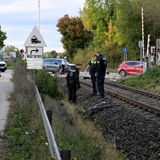 Ein Fahrrad liegt nach dem tödlichen Unfall auf Bahngleisen im Neu-Ulmer Stadtteil Schwaighofen