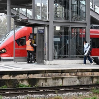 Ein Aufzug am Gleis, im Hintergrund ein Zug. Ein Fahrgast saß drei Stunden lang im Aufzug am Ulmer Hauptbahnhof fest - sieben weitere konnte die Feuerwehr recht schnell befreien.