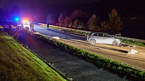 Auf einer nächtlichen Straße liegen nach einem Unfall mit einem Pkw tote Schafe. Ein 22-Jähriger ist Dienstagnacht auf der B19 bei Königsbronn (Kreis Heidenheim) mit seinem Auto in eine Schafherde gefahren.