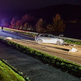 Auf einer nächtlichen Straße liegen nach einem Unfall mit einem Pkw tote Schafe. Ein 22-Jähriger ist Dienstagnacht auf der B19 bei Königsbronn (Kreis Heidenheim) mit seinem Auto in eine Schafherde gefahren.