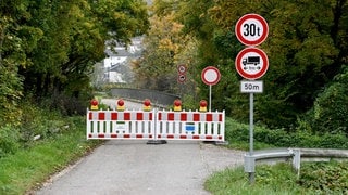 Die marode Brücke in Blaustein ist für Radfahrer und Fußgänger seit Mittwoch gesperrt. Kommende Woche soll sie bereits abgerissen werden.