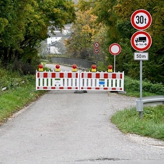 Die marode Brücke in Blaustein ist für Radfahrer und Fußgänger seit Mittwoch gesperrt. Kommende Woche soll sie bereits abgerissen werden.