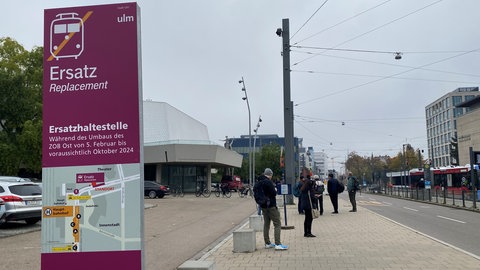 Haltestelle für den Schienenersatzverkehr - Vom Theater Ulm fährt der Bus los, der Züge zwischen Ulm und Blaubeuren ersetzen soll. Die Strecke ist aufgrund einer maroden Brücke gesperrt.