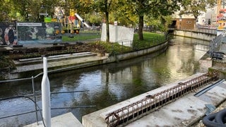 Hier an der Blau in Ulm soll die "Ökobrücke" eingesetzt werden. Der Bund der Steuerzahler kritisiert in seinem aktuellen "Schwarzbuch" zu Steuerverschwendungen die Stadt Ulm für den Fußgängersteg, der doppelt so teuer werden soll wie ursprünglich geplant.  