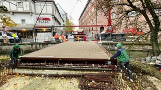 Die teure Ökobrücke "Smart Circular Bridge" wird über die Blau in Ulm eingesetzt. 