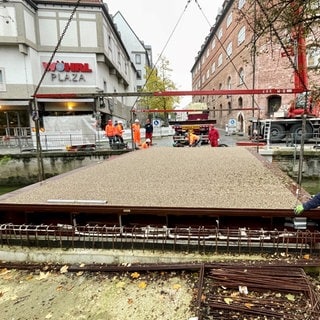 Die teure Ökobrücke "Smart Circular Bridge" wird über die Blau in Ulm eingesetzt. 