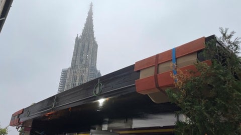 Die Ökobrücke ist da: Mit Polizeibegleitung ist der Schwerlader mit Überbreite am Freitag auf dem Münsterplatz angekommen. 