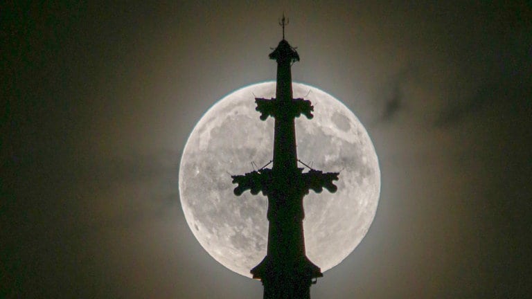 Supermond erstrahlt hinter der Kirchturmspitze des Ulmer Münsters. 