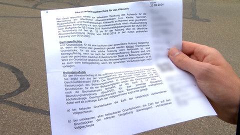 Ein behördliches Papier mit Paragraphen und der Herleitung der Gebührenhöhe. Dieser Brief flatterte Anwohnern der Wiesenstraße in Bermaringen unerwartet ins Haus. Viele wehren sich nun dagegen.