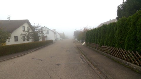 Die Häuser in der Wiesenstraße in Bermaringen sind bisher einstöckig. Nun dürften Anwohnerinnen und Anwohner  aufstocken und müssen dafür einen vierstelligen einmaligen Abwasserbescheid bezahlen. 