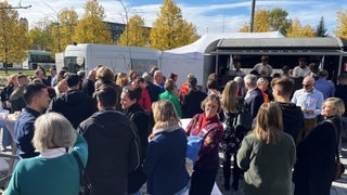 Anstehen am Foodtruck von Andreas Widmann - der Sternekoch hat 300 Essen aus 250 Kilo geretteten Lebensmitteln gekocht. 