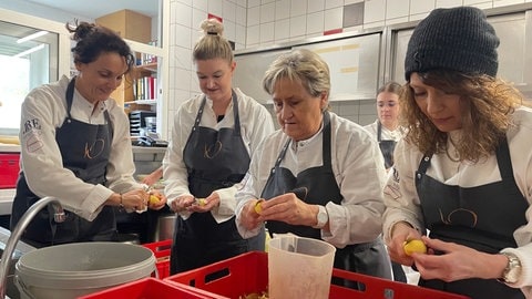 Beim Kochen der geretteten Lebensmittel aus Heidenheim wurde der Sternekoch Widmann von acht Freiwilligen unterstützt.