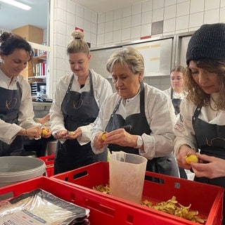 Beim Kochen der geretteten Lebensmittel aus Heidenheim wurde der Sternekoch Widmann von acht Freiwilligen unterstützt.