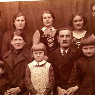 Gruppenbild mit Cäcilia Chernowska (oben Mitte), polnische Zwangsarbeiterin in Lauchheim