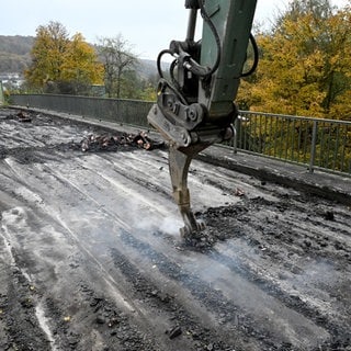 Bagger auf einer Brücke, Schutz für Gleise durch Styropormatten: Der Abriss einer maroden Brücke bei Blaustein hat schon am Samstag begonnen. So kann die Bahnstrecke Ulm-Blaubeuren womöglich früher wieder freigegeben werden. 