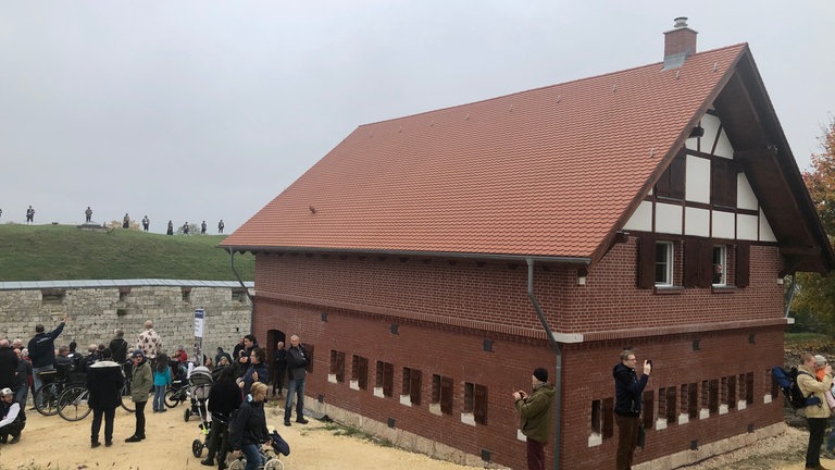 Der Förderverein Bundesfestung in Ulm hat am Sonntag ein rekonstruiertes Blockhaus eingeweiht. Der Verein feiert in diesem Jahr sein 50-jähriges Bestehen (20.10.).