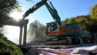 Von der Brücke über die Gleise der Donautalbahn bei Blaustein ist nach Abrissarbeiten am Montagabend nicht mehr viel übrig.