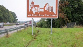 Ein braun-weißes Hinweisschild zum Vöhlin-Schloss: Dieses Hinweisschild hat etwa 65.000 Euro gekostet. Eine Sprecherin der Stadt Illertissen erklärte, dass es durchaus Touristen zum Schloss bringt (Archivbild).