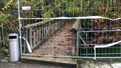 Noch ist der Zugang versperrt, doch zwei alte Brücken aus Holz sollen repariert werden und so den Blautopf in Blaubeuren wieder erlebbar machen. 