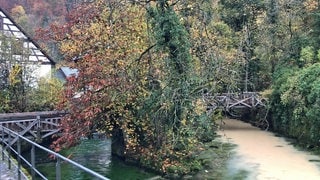 Die beiden alten Holzbrücken müssen erst noch repariert werden, ab Ostern sollen sie jedoch Besucherinnen und Besucher während der vierjährigen Bauarbeiten den Zugang zum Blautopf in Blaubeuren ermöglichen. 