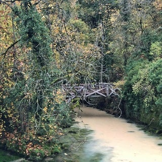 Die beiden alten Holzbrücken müssen erst noch repariert werden, ab Ostern sollen sie jedoch Besucherinnen und Besucher während der vierjährigen Bauarbeiten den Zugang zum Blautopf in Blaubeuren ermöglichen. 