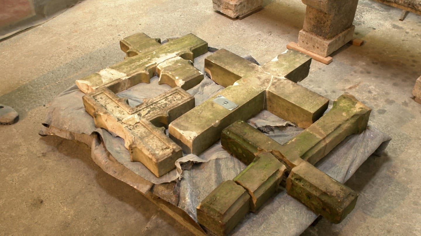 Die Steinkreuze und Kreuze aus Marmor sind an mehreren Stellen gebrochen. Mit massiver Gewalt wurden sie auf dem Alten Friedhof in Ulm zerstört.