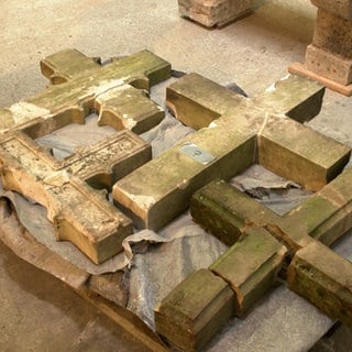 Die Steinkreuze und Kreuze aus Marmor sind an mehreren Stellen gebrochen. Mit massiver Gewalt wurden sie auf dem Alten Friedhof in Ulm zerstört. 