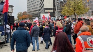 500 Menschen demonstrieren vor dem Rathaus in Heidenheim gegen Arbeitgeber, die Arbeitsplätze abbauen oder verlagern.