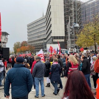 500 Menschen demonstrieren vor dem Rathaus in Heidenheim gegen Arbeitgeber, die Arbeitsplätze abbauen oder verlagern.