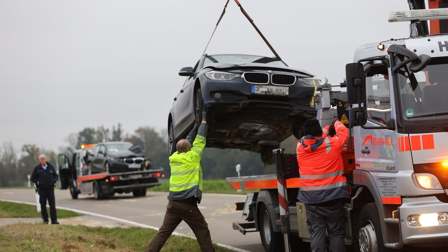 Ein Auto wird nach einem Unfall nahe Illerkirchberg (Alb-Donau-Kreis) geborgen.