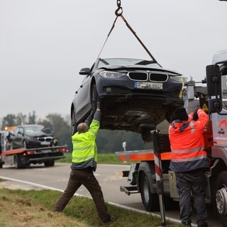 Ein Auto wird nach einem Unfall nahe Illerkirchberg (Alb-Donau-Kreis) geborgen.