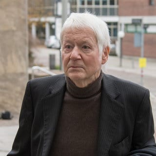 Anton Schlecker, weißhaarig, in schwarz gekleidet 2017 auf dem Weg zum Landgericht Stuttgart. Das Gericht verurteilte den früheren Drogerieköng wegen vorsätzlichen Bankrotts zu zwei Jahren auf Bewährung und einer Geldstrafe von 54.000 Euro. Seit dem Urteil ist Anton Schlecker nicht mehr in der Öffentlichkeit aufgetreten. 