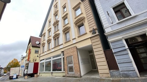 Anton Schleckers Vater hatte im gelben Haus in der Bahnhofsstraße in Ehingen eine Metzgerei. Heute ist das Gebäude ein Wohnhaus.