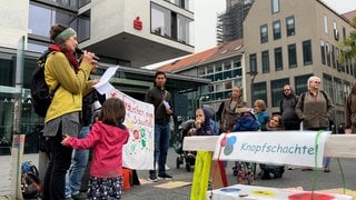 Die Kinder und Eltern der KiTa Knopfschachtel demonstrieren vor dem Ulmer Rathaus. Seit einem Jahr dürfen sie wegen Schimmel nicht mehr in ihre Kindertagesstätte.