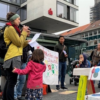 Die Kinder und Eltern der KiTa Knopfschachtel demonstrieren vor dem Ulmer Rathaus. Seit einem Jahr dürfen sie wegen Schimmel nicht mehr in ihre Kindertagesstätte.