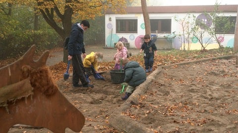 Den Garten der Kita Knopfschachtel dürfen die Kinder noch benutzen. In das Gebäude können sie seit einem Jahr aufgrund eines Wasserschadens nicht mehr.