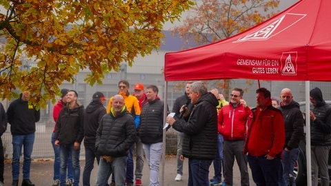 Beschäftigte von Daimler Buses nehmen an einer Kundgebung der Gewerkschaft IG Metall vor dem Werk in Neu-Ulm teil. 