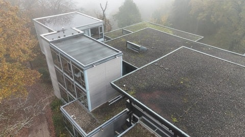 Das verschachtelte Gebäude des Amts für Vermögen und Bau in Ulm aus der Vogelperspektive. Hier arbeiteten bis zu den Sommerferien über 100 Menschen. Dann wurde das Haus wegen Radonbealstung evakuiert. 