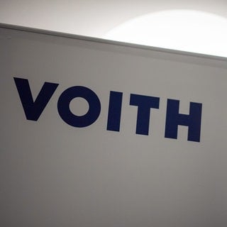 Das Logo der Firma Voith: Geschäftsführung und Betriebsrat haben sich auf einen Erhalt von 30 Arbeitsplätzen bei Voith Hydro in Heidenheim geeinigt. (Archivbild)