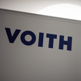 Das Logo der Firma Voith: Geschäftsführung und Betriebsrat haben sich auf den Erhalt von 30 Arbeitsplätzen bei Voith Hydro in Heidenheim geeinigt. (Archivbild)