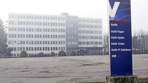 Außenansicht eines Bürogebäudes im Nebel: Der Voith-Standort in St. Pölten in Österreich. (Archivbild)