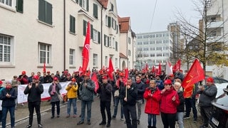 Am Donnerstag werden die Warnstreiks in der Metall- und Elektroindustrie in Ulm fortgesetzt. Dort hat die IG Metall auch eine Kundgebung organisiert. 