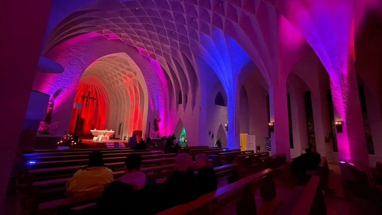 Die Kirche ganz bunt bestrahlt: Parallel zur der Tattoo-Aktion gab es einen Gottesdienst in der St. Johann Baptist Kirche.