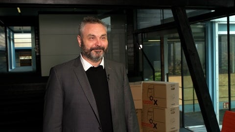 Der Leiter des Amts Vermögen und Bau in Ulm, Tilmann Häcker, steht im Foyer seines verlassenen Dienstgebäudes in Ulm. 